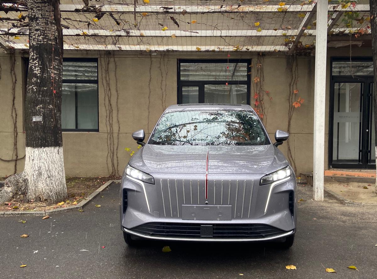 什么是“更好大五座”？红旗 HS6 PHEV上市给出新答案
家庭选车，空间、科技