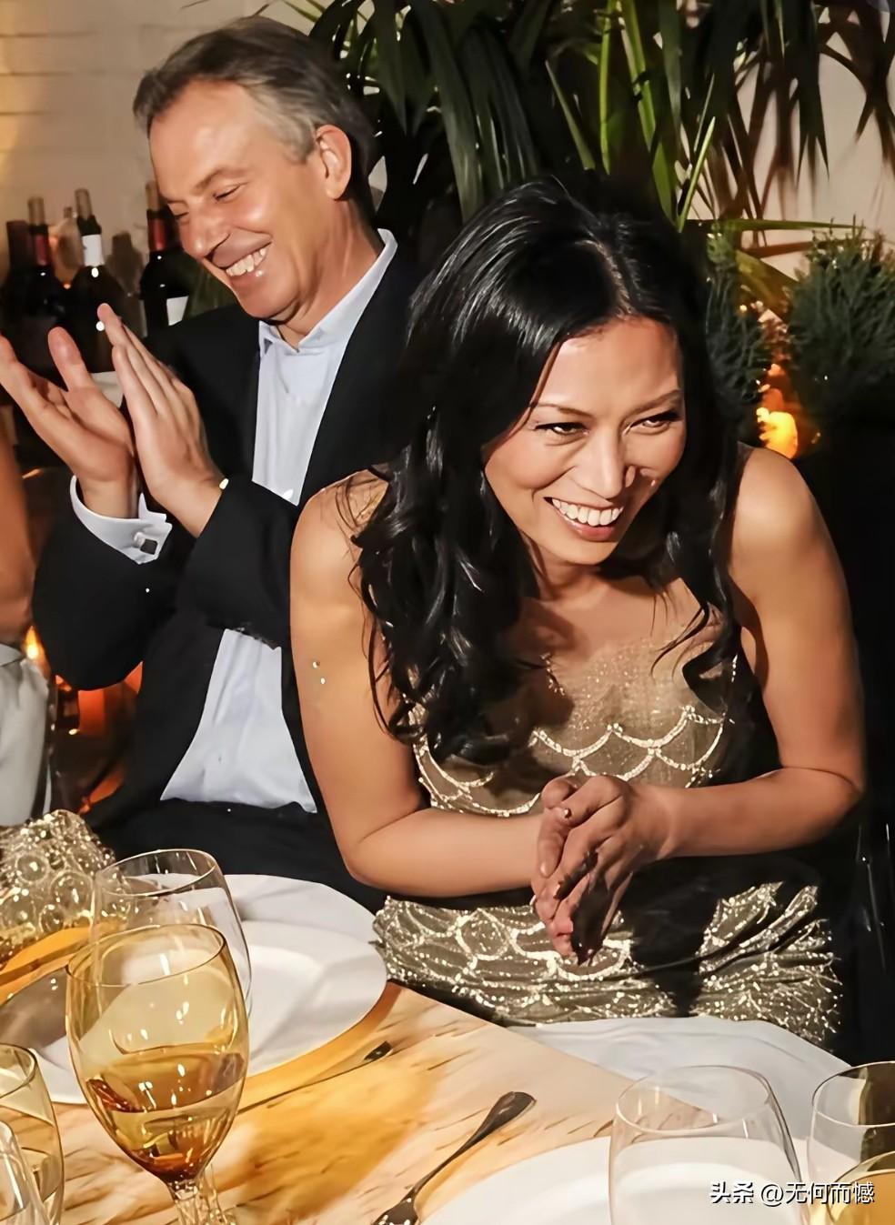 邓文迪笑起来真是够爽朗的了，看起来大气磅礴，不拘小节，这应该是一张老照片了，最少