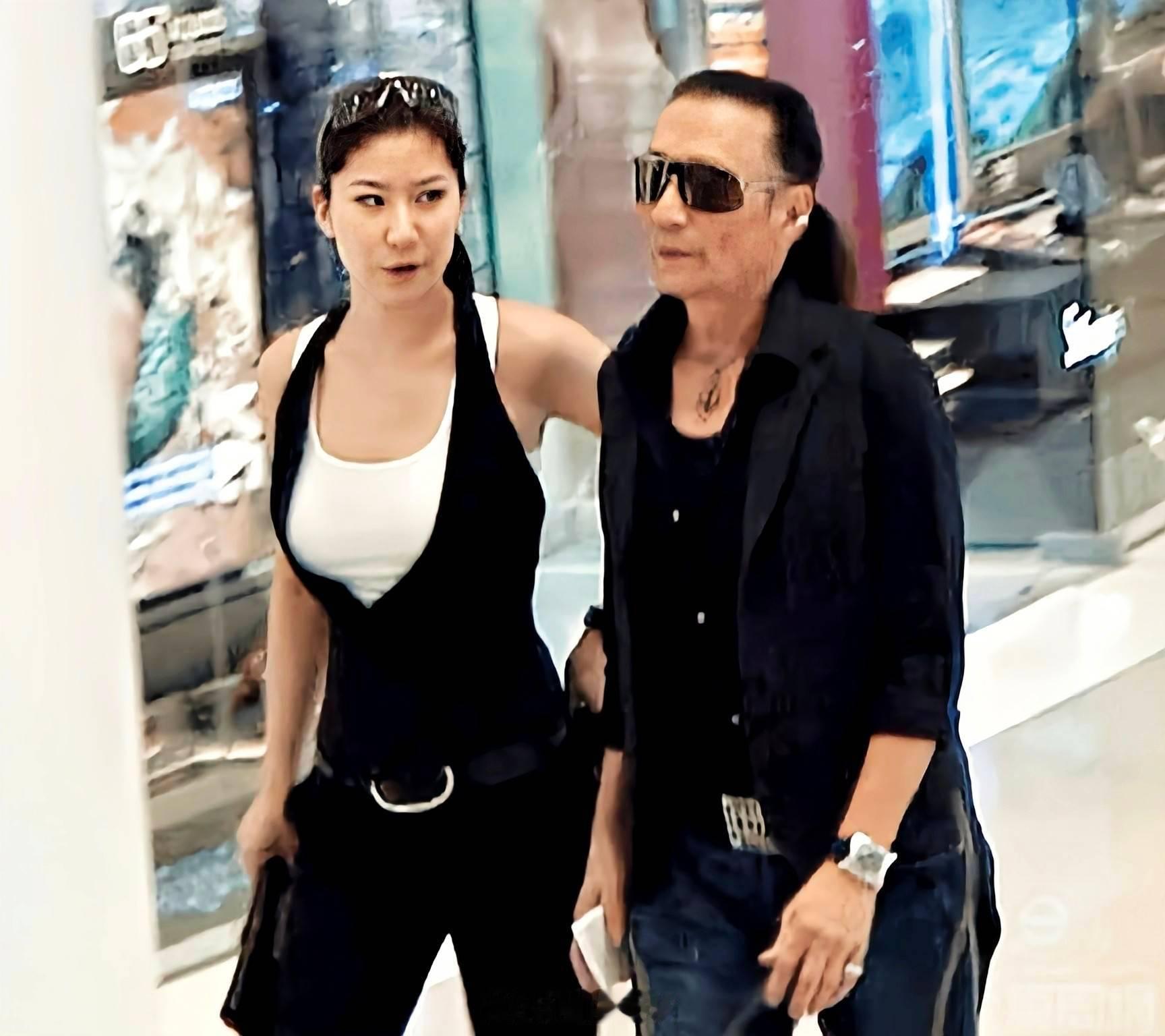谢贤前女友CoCo账号头像变黑，悼念谢贤。2005年与谢贤相恋，二人年龄相差49