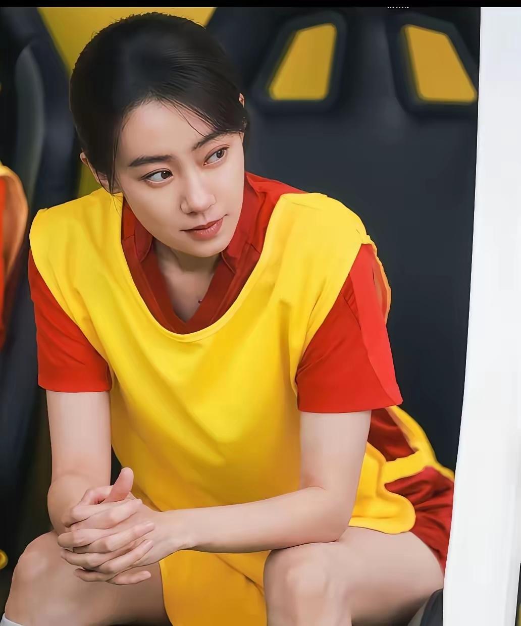 2025年，周星驰让张小斐出演《功夫女足》的女主角，但投资方反对:"张小斐不合适