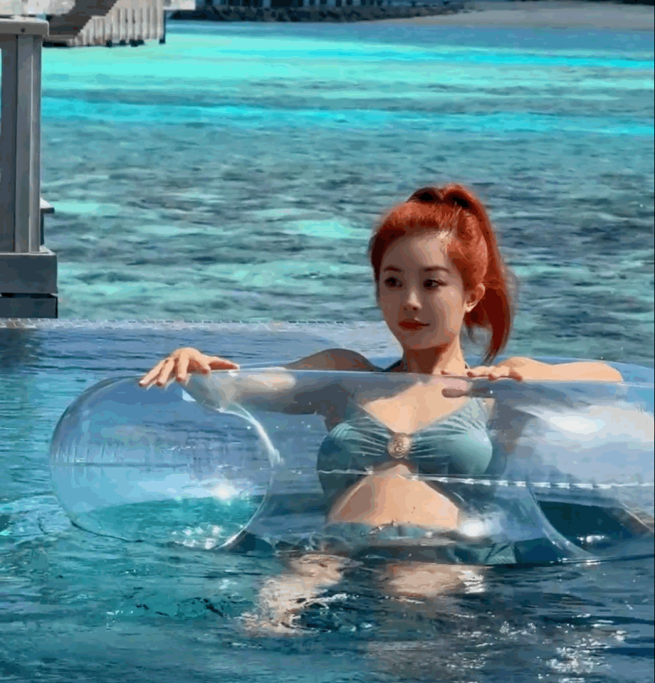 夏天的喻言好热烈，红色头发好像小美人鱼 ​​​