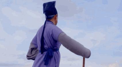 徐霞客双腿瘫痪，去世时对自己一生很满意，唯独念念不忘一人。[无辜笑]

回想起那