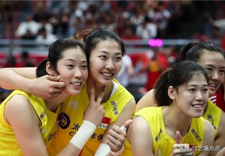 赛场上的中国女排球员们此时笑容满面，又赢球了。
画面中有球迷很熟悉、很欣赏的李盈