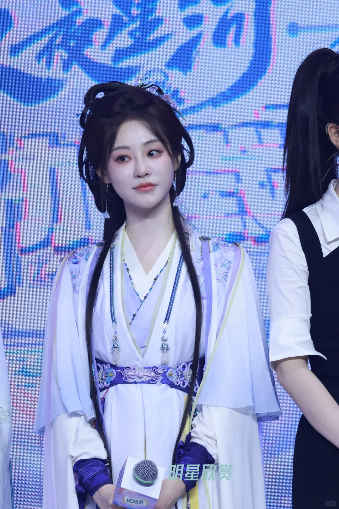 虞书欣祝绪丹同框，美女贴贴