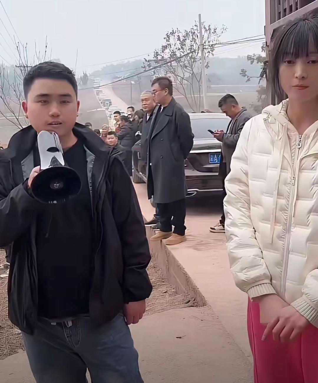 合川的呆呆现在估计肠子都悔青了！
她后悔的不是猪杀少了，也不是菜备少了，而是错估