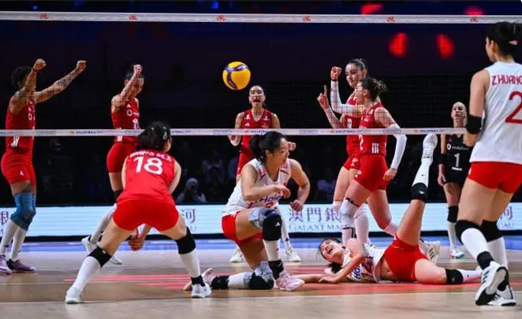 🏐 两个核心全伤了，一群小姑娘扛着中国队打到世联赛第四。
刚结束的女排世联赛，