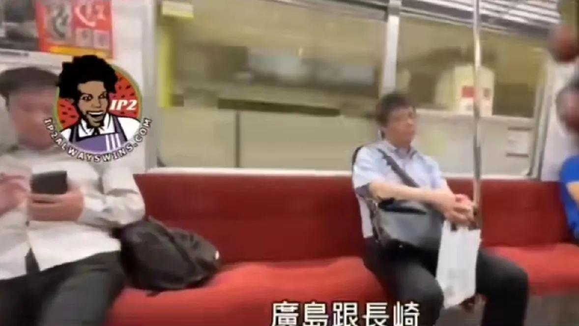 一位美国黑人在日本地铁上嚣张质问：你们知道广岛和长崎吗？我们毁了你们的城市，你们