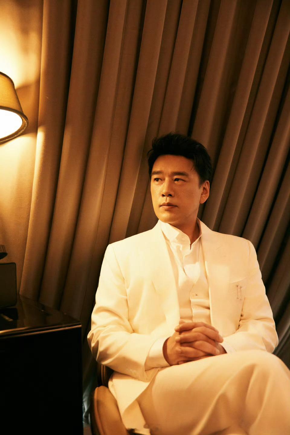 王耀庆黄灿灿是来客栈搞笑的王耀庆黄灿灿土拨鼠上身亲爱的客栈趣味游戏笑料百出！听声