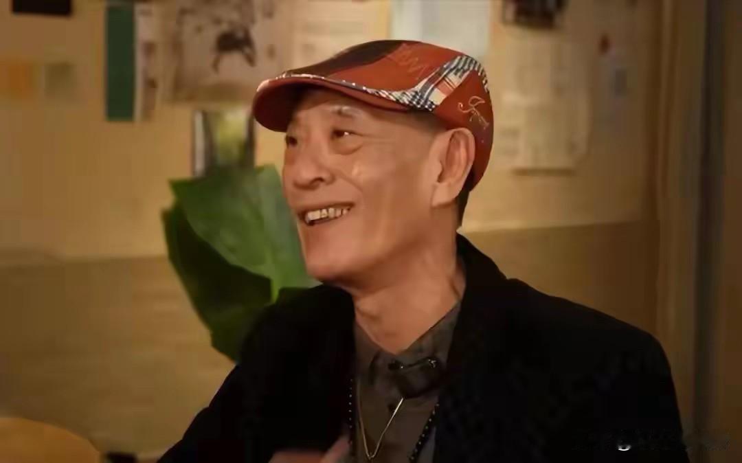 “成龙拿出家产的千分之一给成家班，成家班的人都会活得很好”钟发采访的时候说！
这