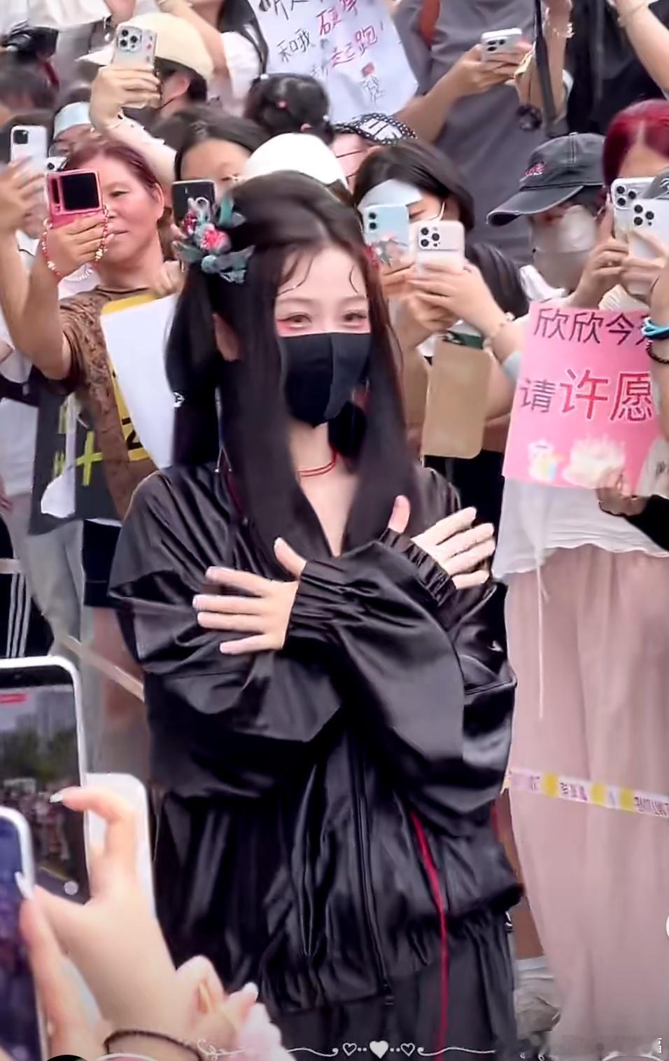 虞书欣粉丝家属照泄露虞书欣新剧《念相思》开机，粉丝携家人到场应援，家属高清照片遭