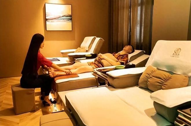 一位经常光顾足疗店的网友说：
老实人去洗脚，那不叫消费，那叫慈善扶贫。技师还没开