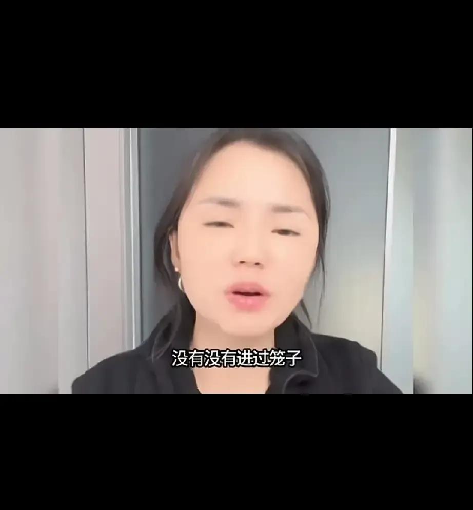 喜梅在镜头前护着大双，她妹直接甩一句“他蹲过号子”，她妈跟着哭喊女儿被洗脑。
一