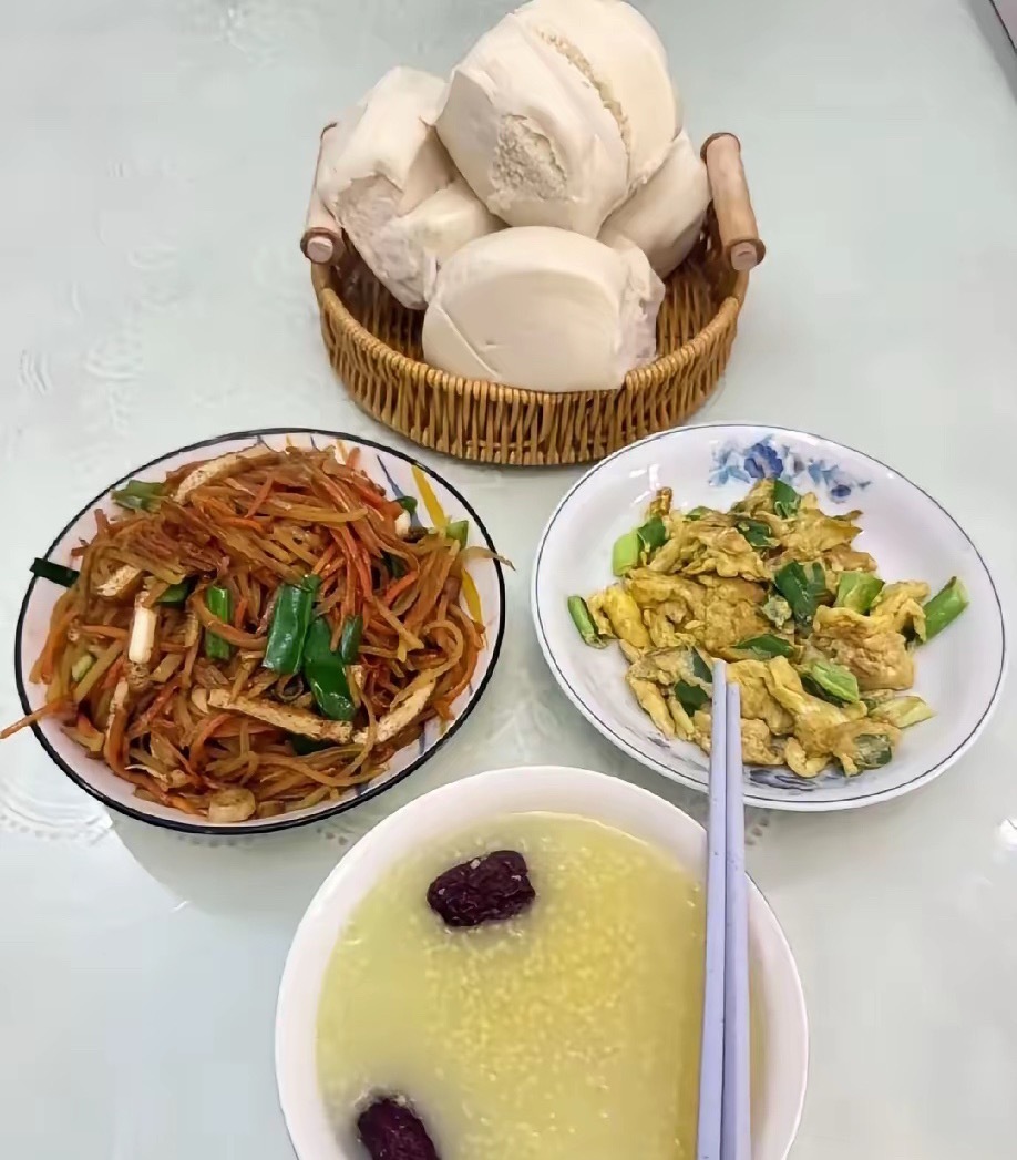 公婆手里有五六十万，永远存在银行里不拿出来。不给儿女花不管他们有多难，不管他们有