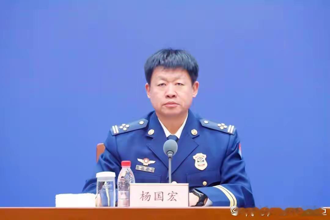 因为燃放烟花爆竹容易发生火灾和污染空气，全国范围内大部分城市都禁止燃放；抽烟不仅