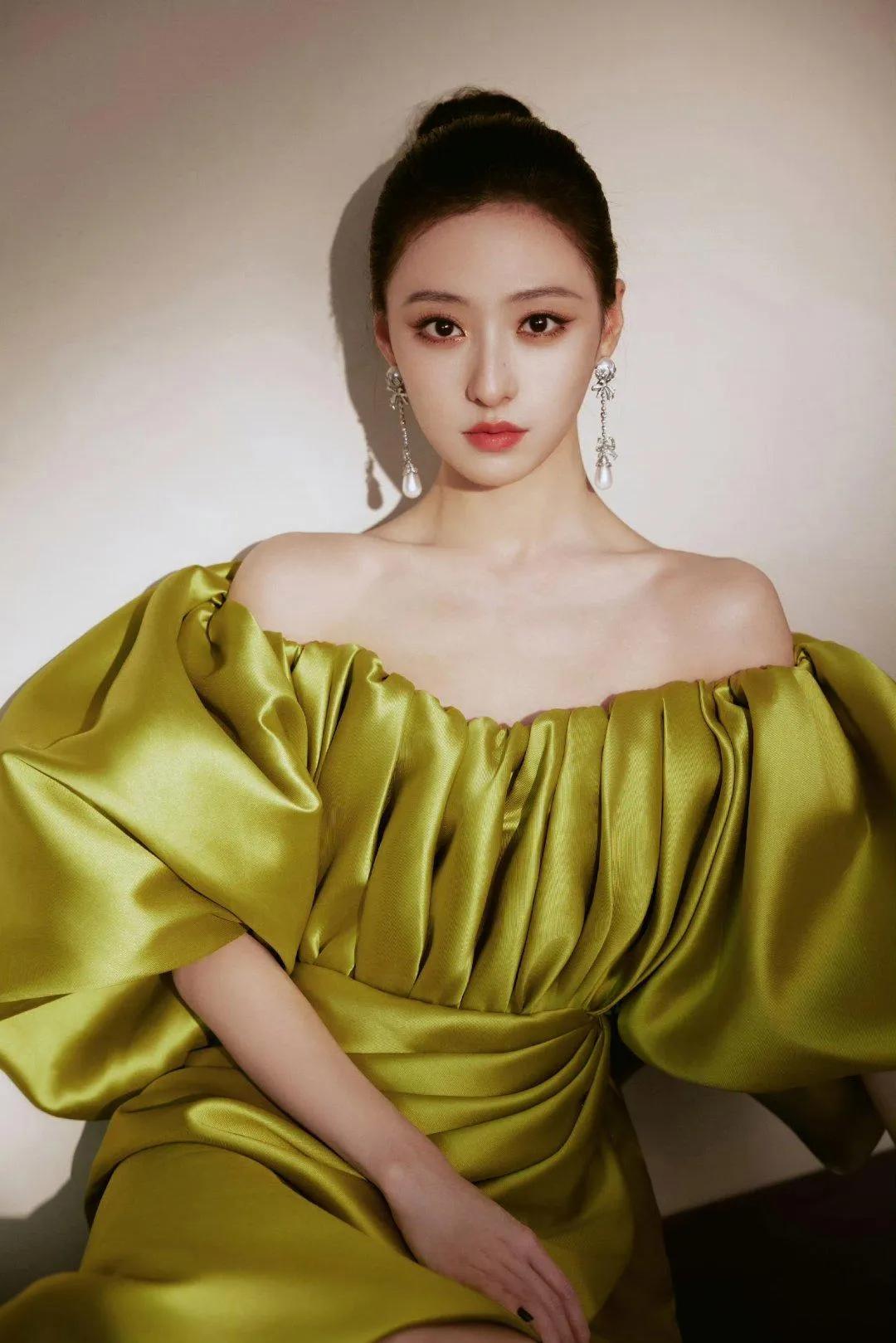 胡连馨这身造型好美，轻纱遮面，古典美人韵味十足！