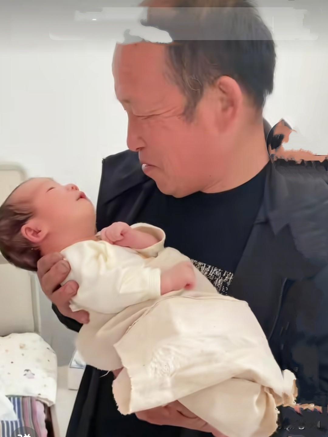 王常输对大孙子那真是爱到骨子里了。一有空就往城里跑，就为见孙子一面，抱着孙子那叫