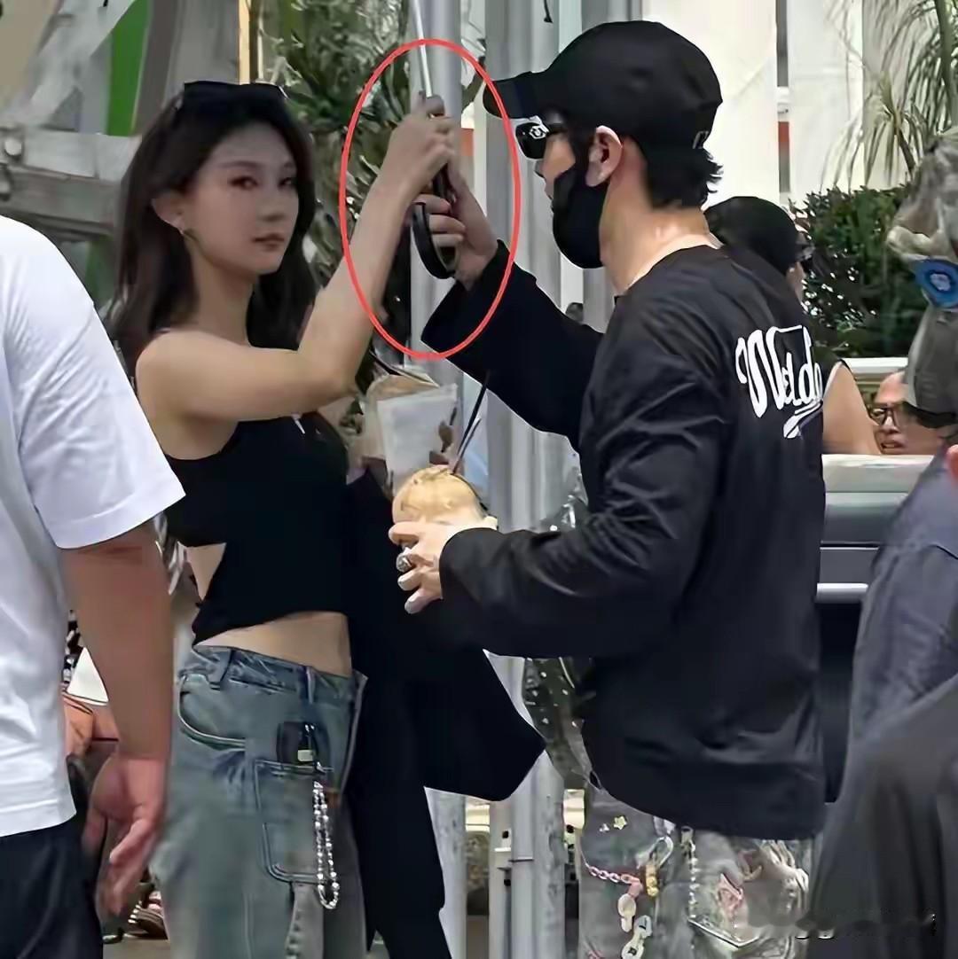 黄晓明在新加坡被网友偶遇，与神秘女子互相撑伞，举止亲密，疑似是新恋情被曝光了。