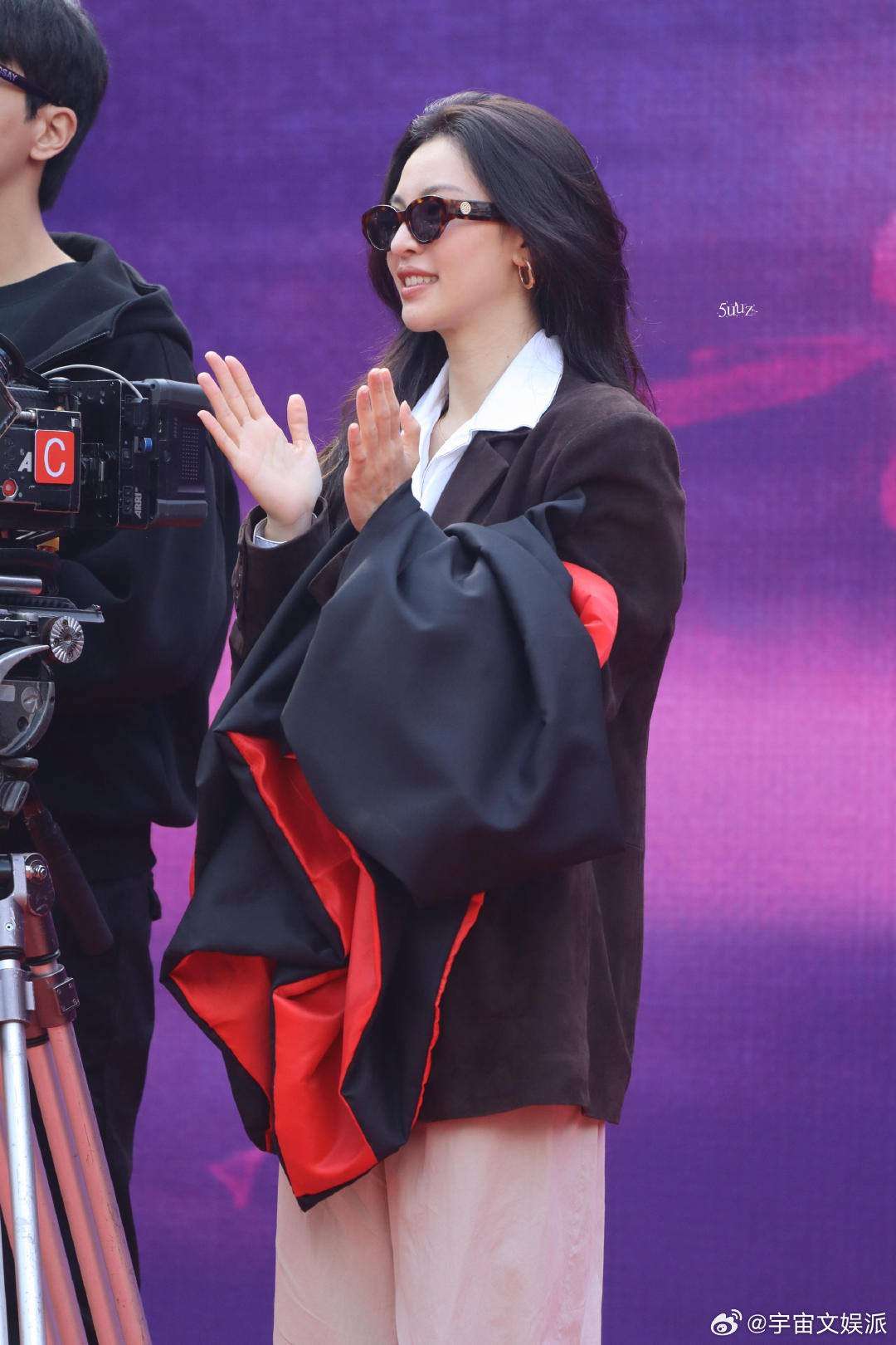 钟楚曦新剧爱情慢慢今日开机钟楚曦爱情慢慢开机路透亦舒笔下的朱礼子终于有了脸！钟楚