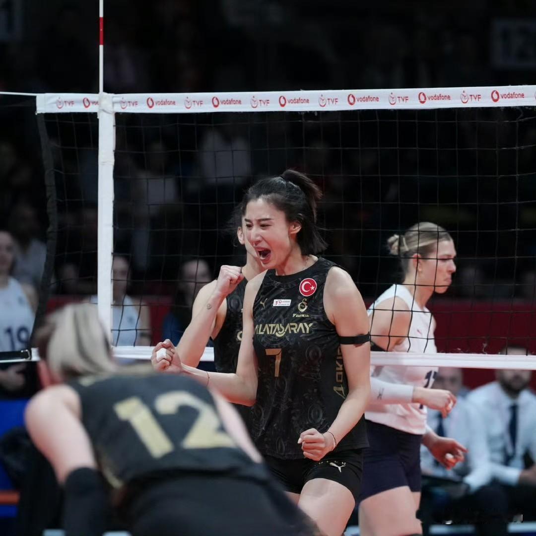 土超第16轮焦点战上演一边倒对决，加拉塔萨雷客场3-0横扫伊尔银行，25-11、