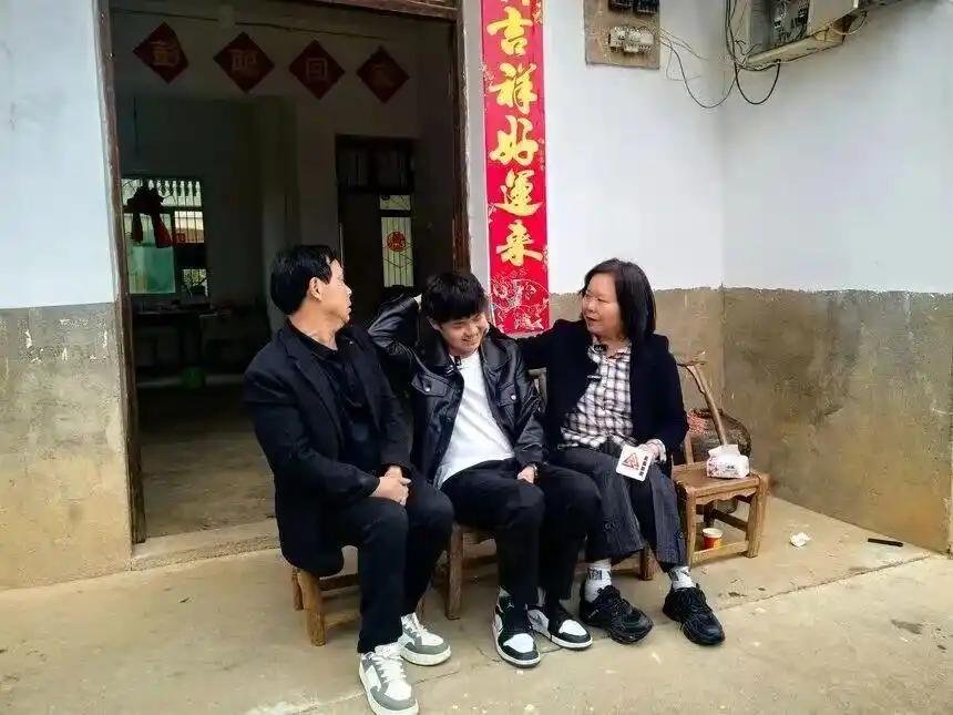 别再拿养恩洗白拐卖！在很多人的认知里，拐卖固然有错，但养育之恩难以辜负。可26岁