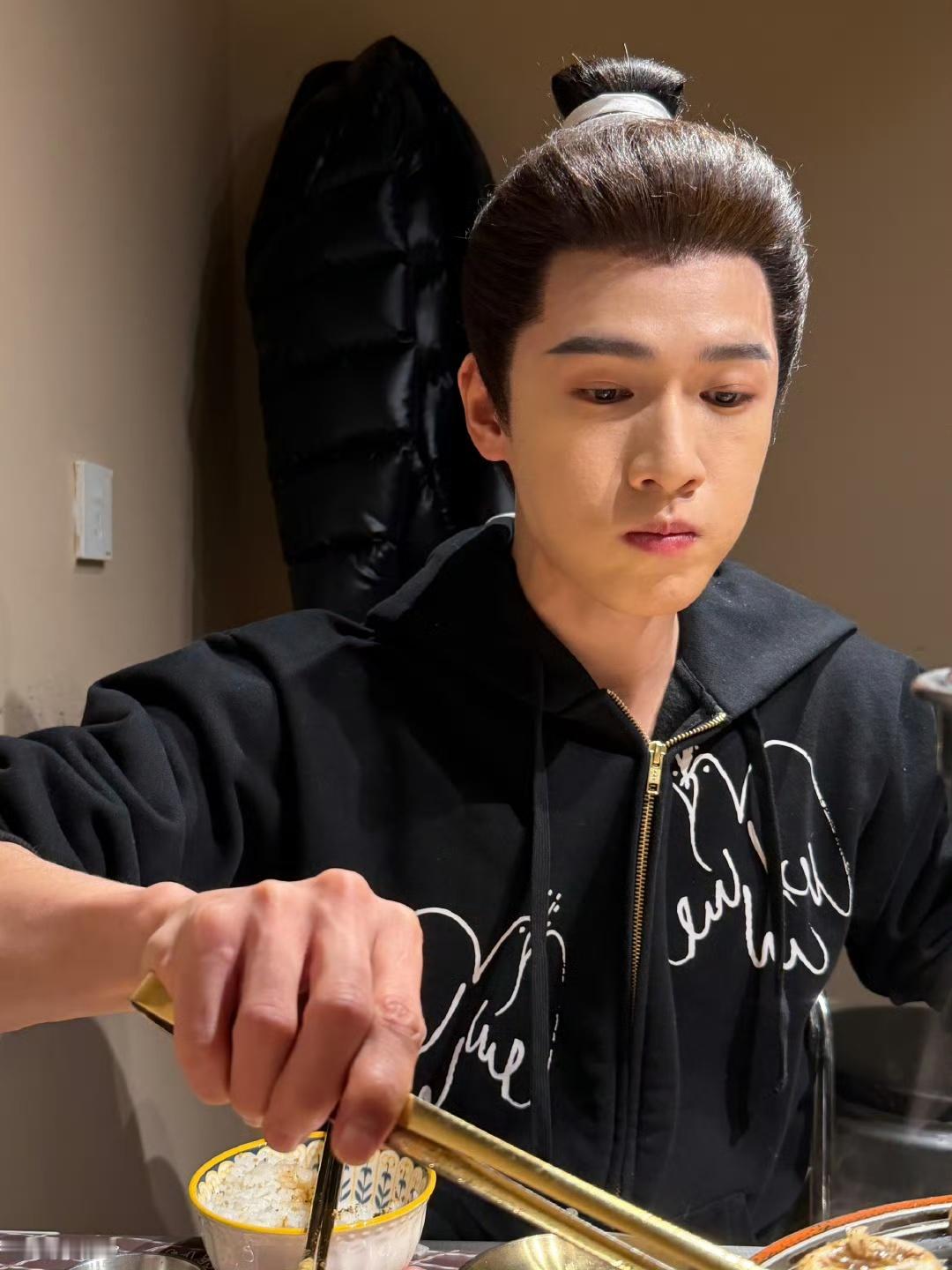 娱乐李昀锐请你吃烤肉李昀锐妆发没卸就去吃烤肉了李昀锐妆发没卸就去吃烤肉了，这么萌