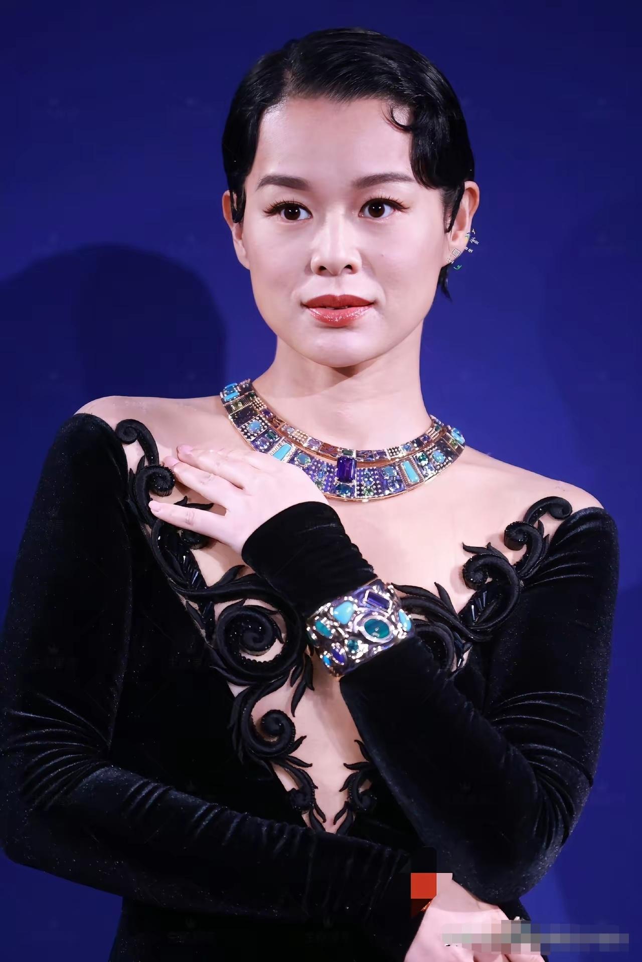 胡杏儿这次出镜简直美出了天花板，太漂亮了。特别是那发型太美了，复古又新潮。眉毛弯