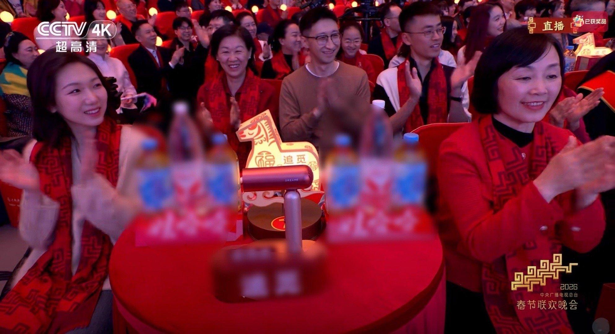 小马灯一亮美好到场把如意装进小马灯 这盏小马灯承包马年好运！红福映暖光，马形设计