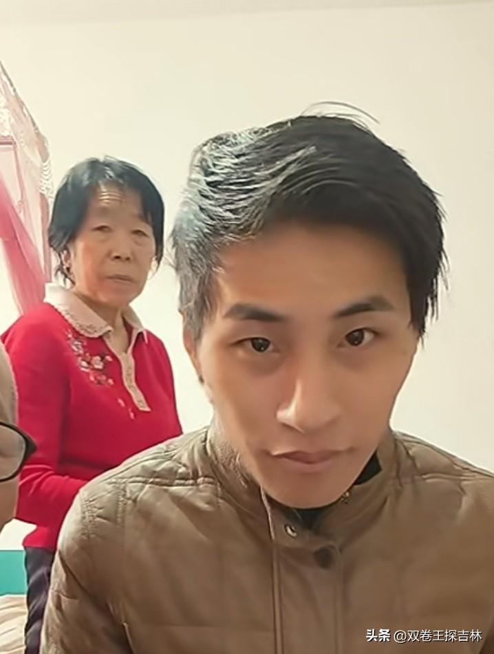 有些网友不礼貌指手画脚张云鹏。
张云鹏和爸爸还有姑姑进行直播，有些网友说张云鹏头