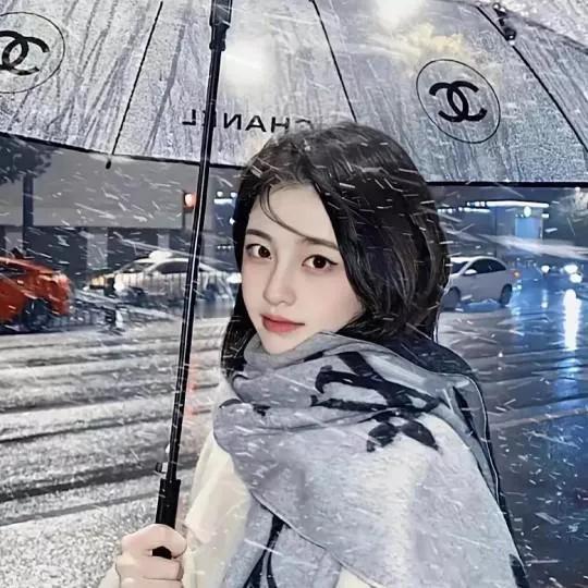 雨中漫步，手持香奈儿伞，优雅如画雨中花伞 伞下浅笑 香奈儿杭州走秀 香奈儿杭州现