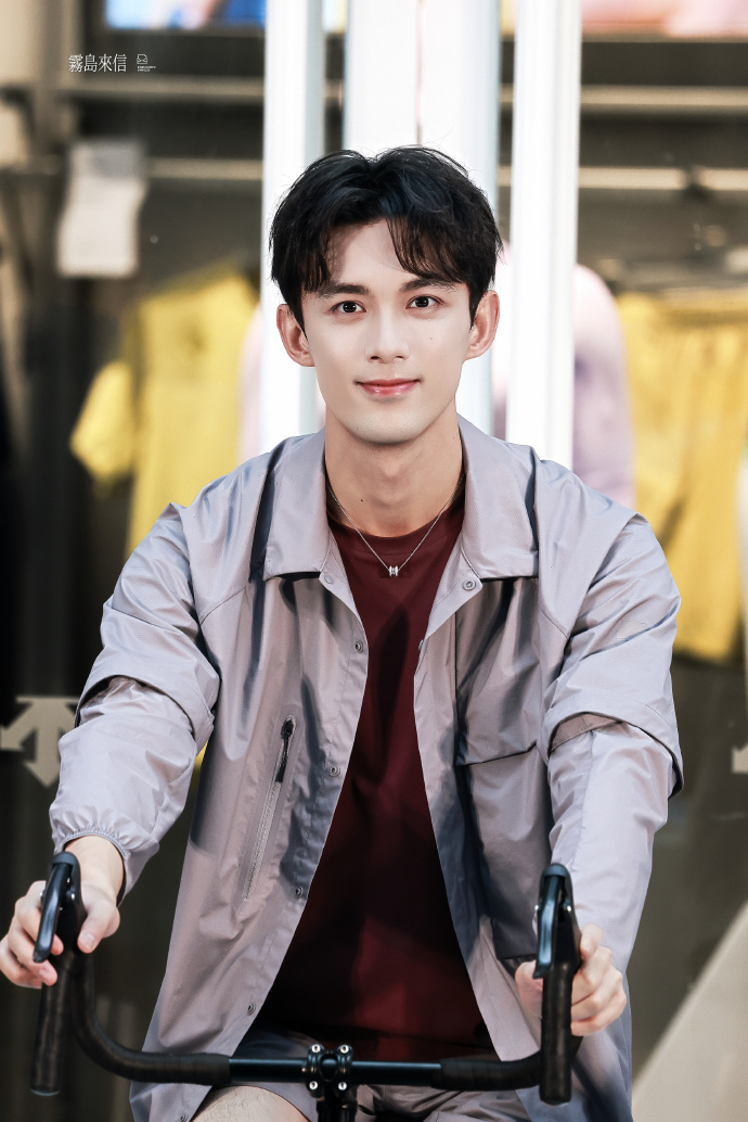 吴磊今日线下活动路透，谁分得清这是26还是16，在少年感这块吴磊还是太权威了！ 