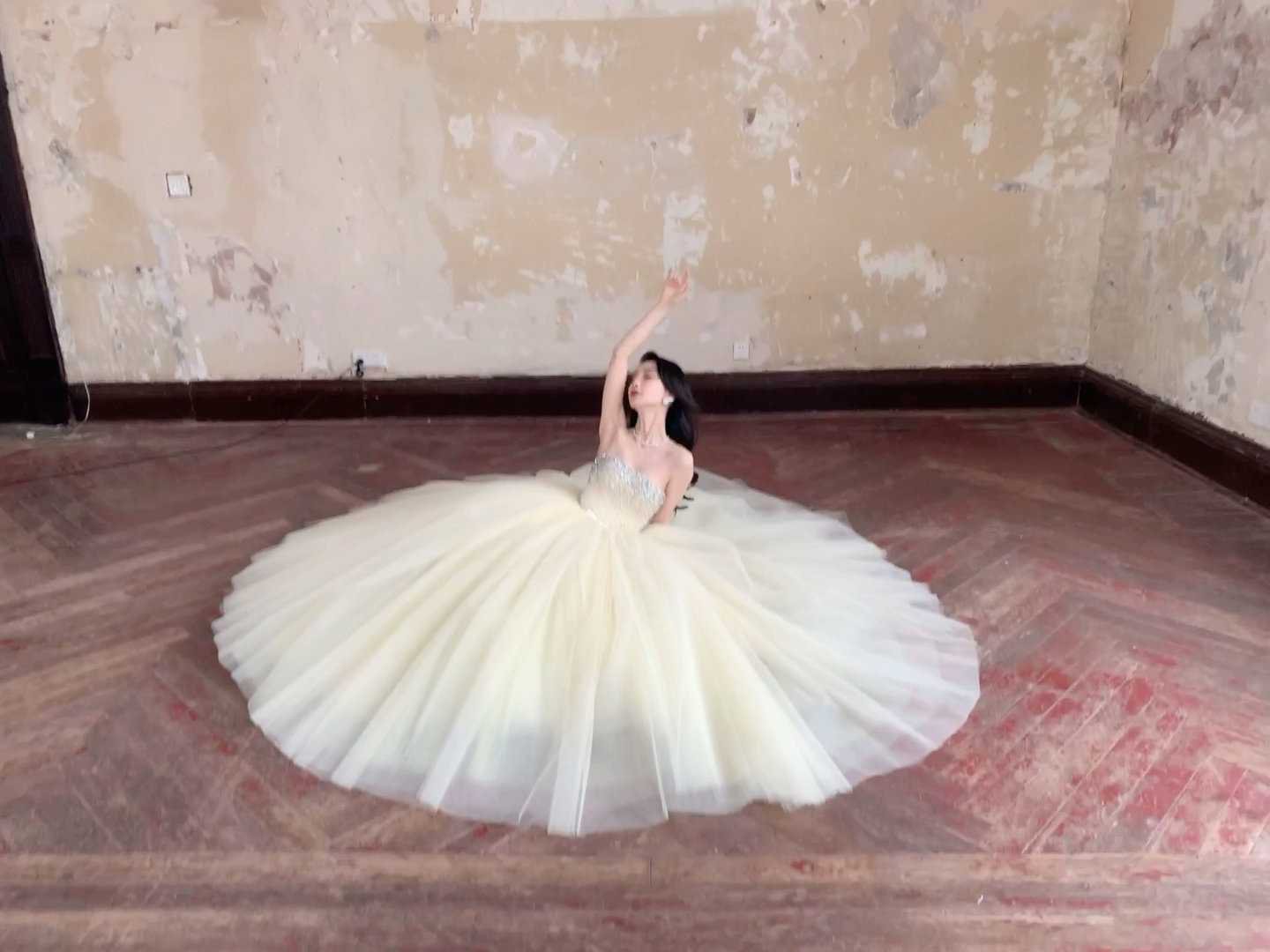 angelababy angelababy 像云追着风，不问所起；像雨贴着地，情