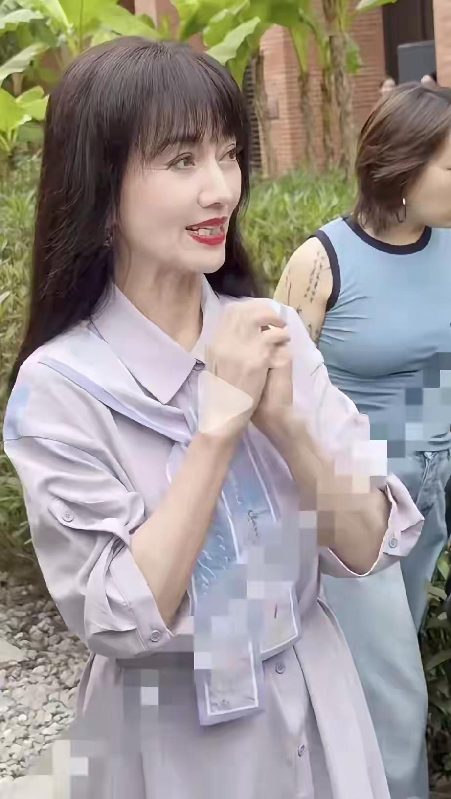 73岁的赵雅芝这样子打扮，年轻了几十岁，像四十左右的女人。
