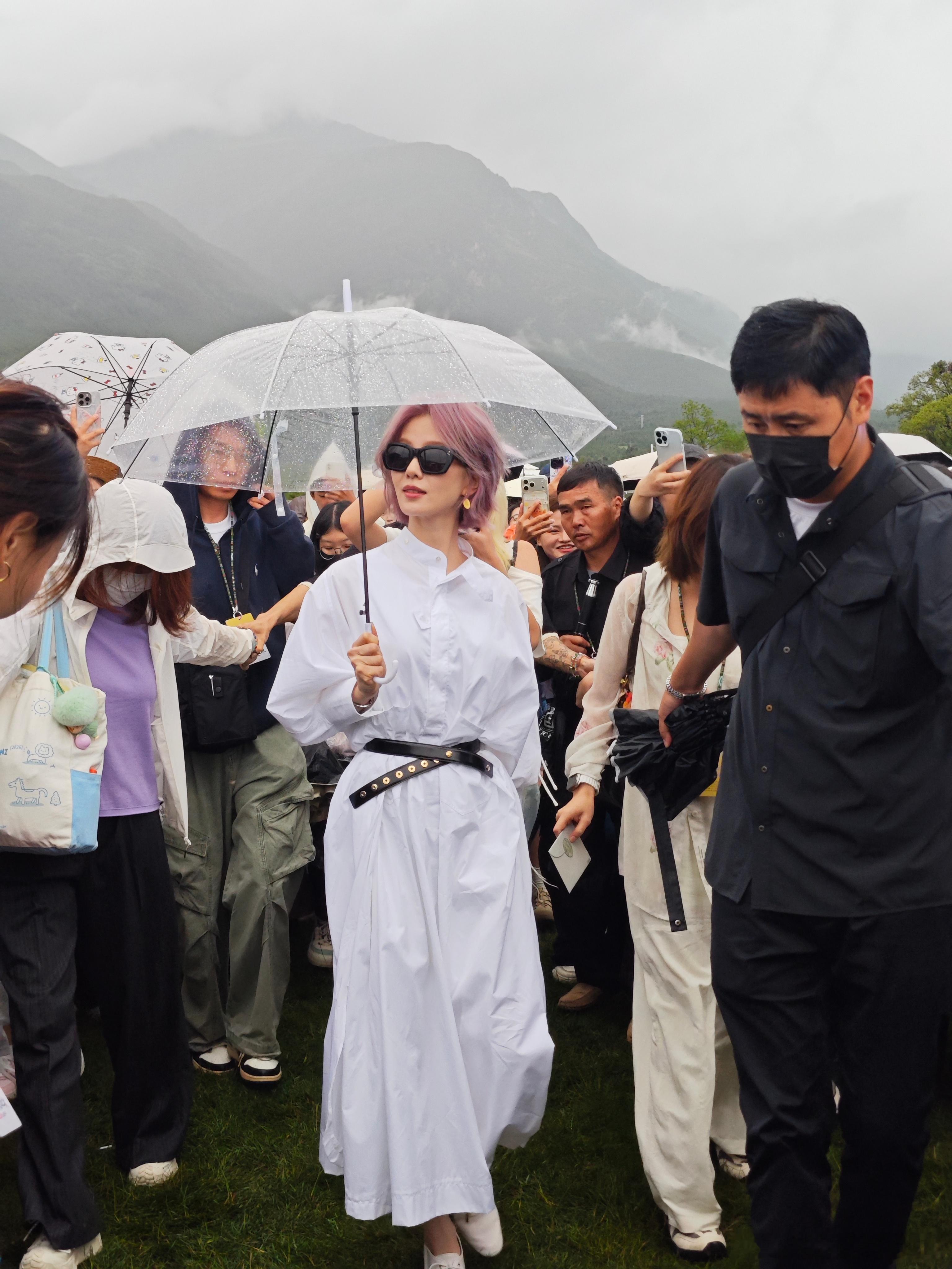 在丽江部落里偶遇刘诗诗🫧刘诗诗在丽江部落沉浸式享受慢时光，白裙粉发雨中撑伞，每