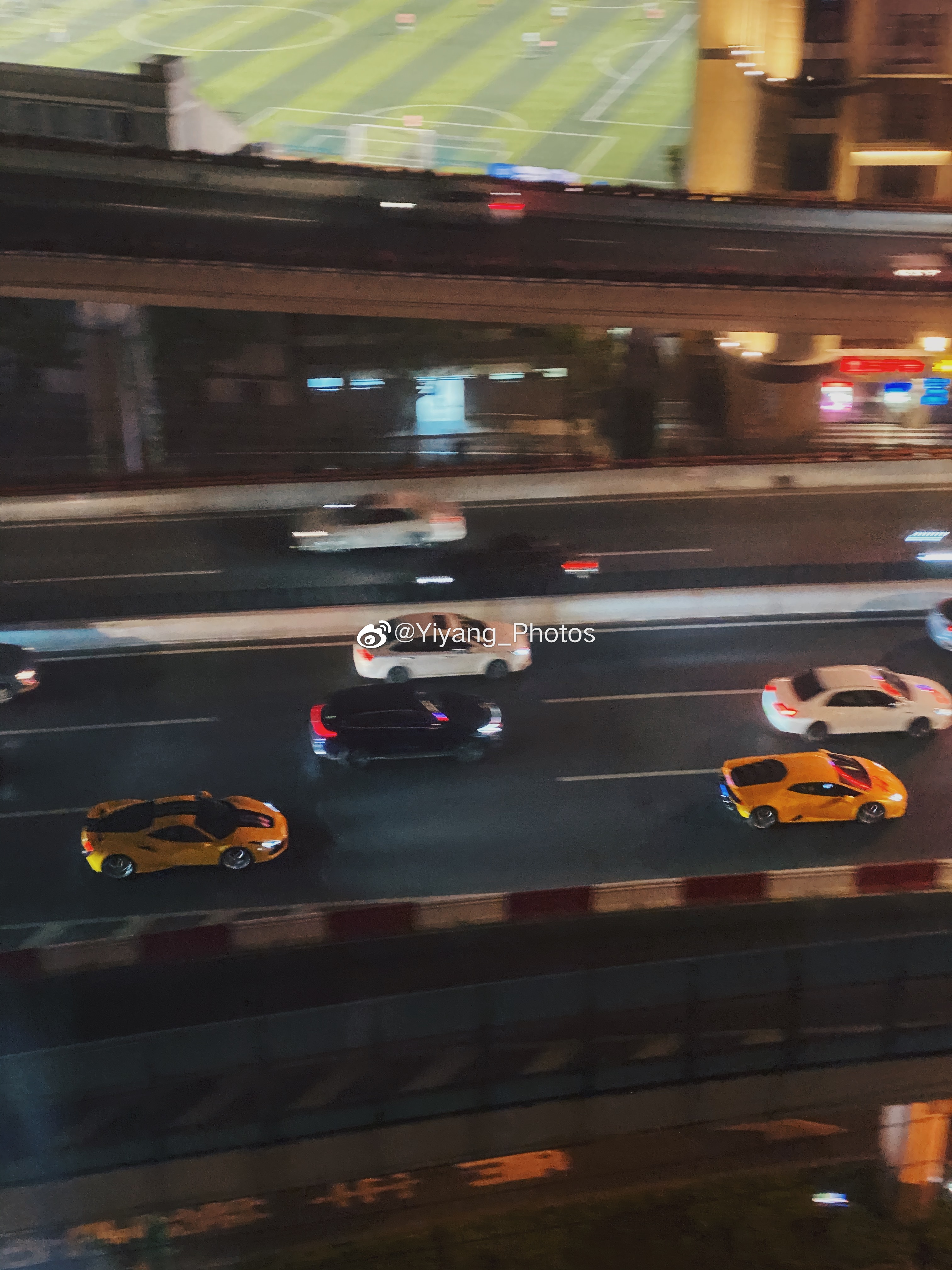 又到了最近遇到的一些车系列时间，一些五颜六色的车  ​​​