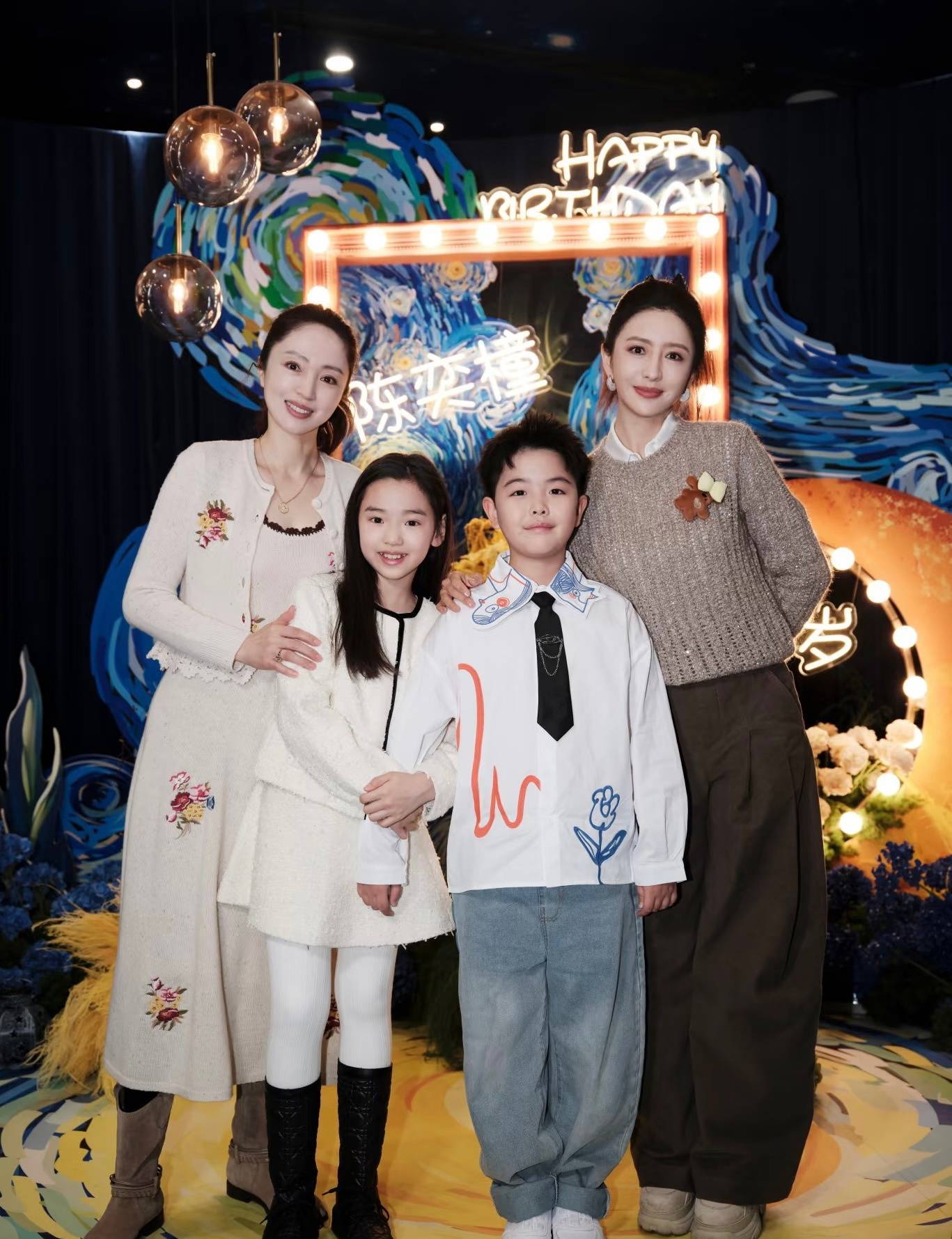 董璇小酒窝参加朵朵生日会小酒窝和朵朵的友情“青梅竹马”，太甜了