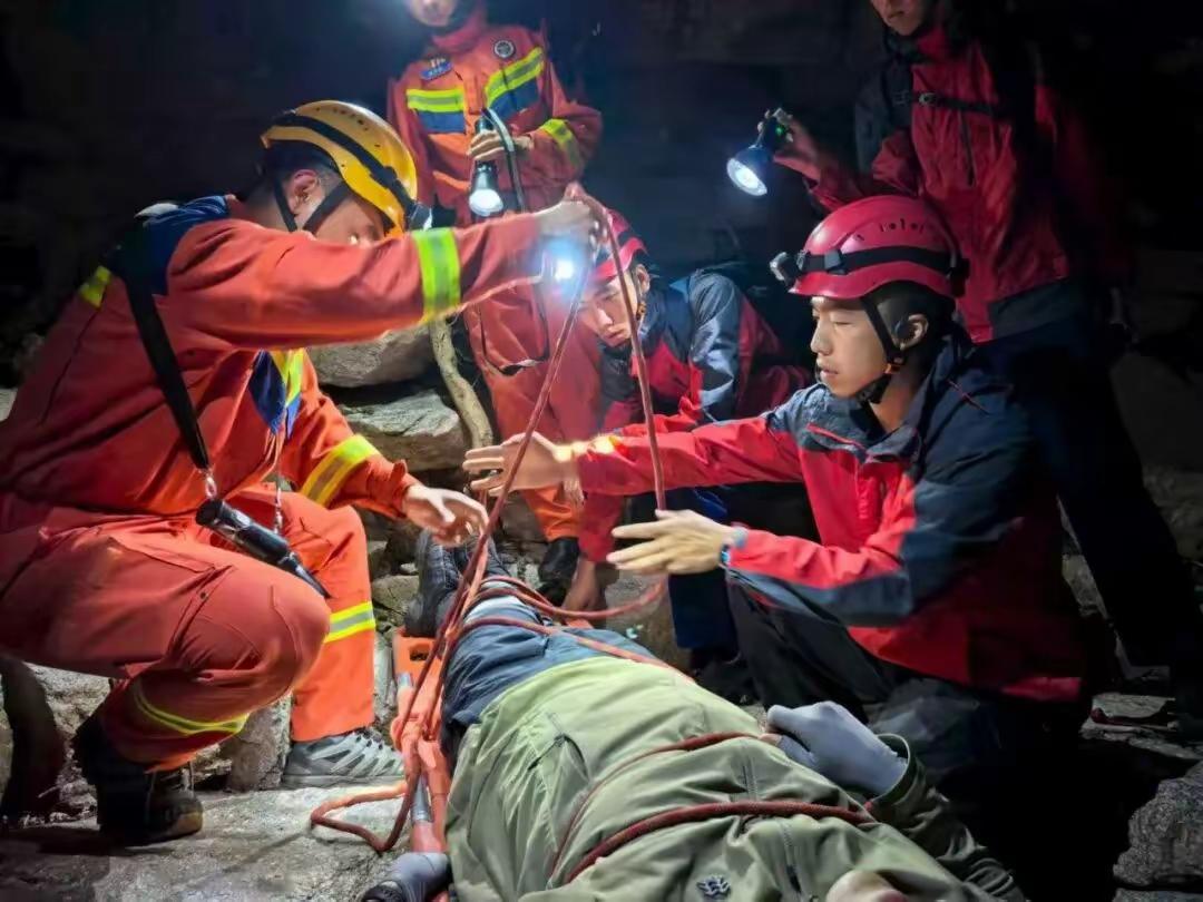 国庆野山“历险”频发！北京消防一天救8人
 
10月3日，北京消防忙坏了，一天接