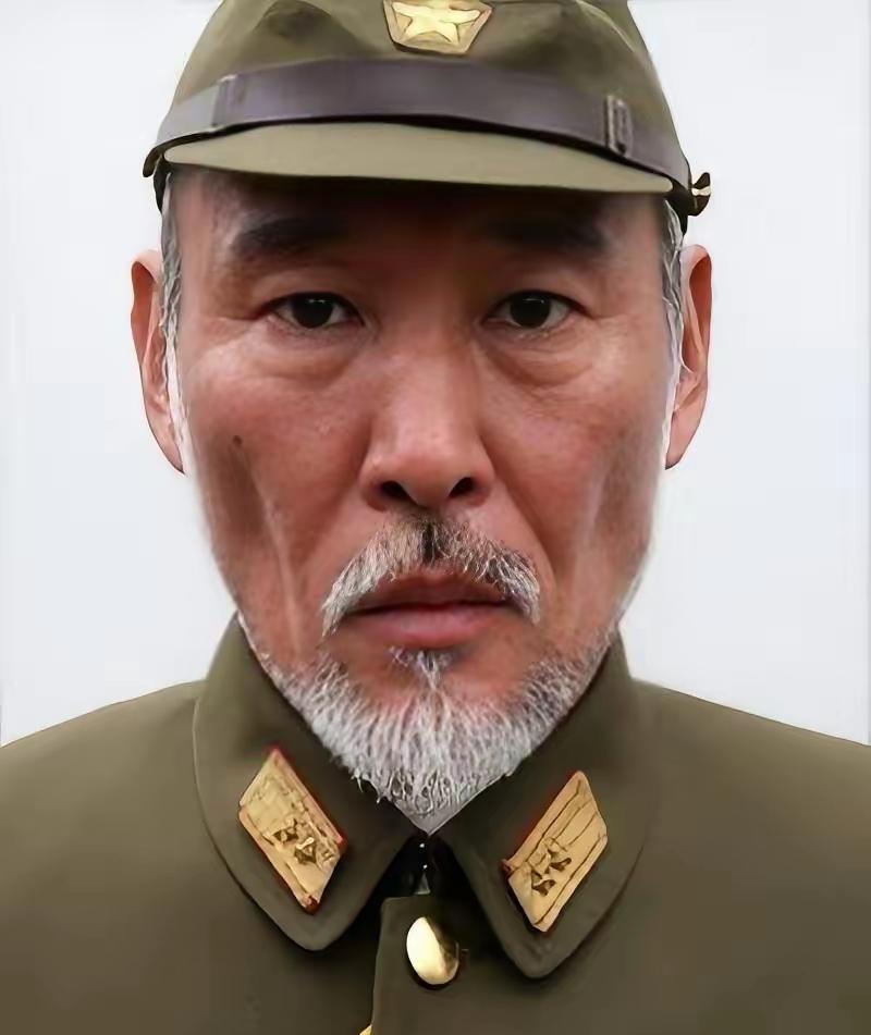 1952年，一个战士在运炮弹时，突然发现师长有些熟悉，他仔细回想后，就对战友说：