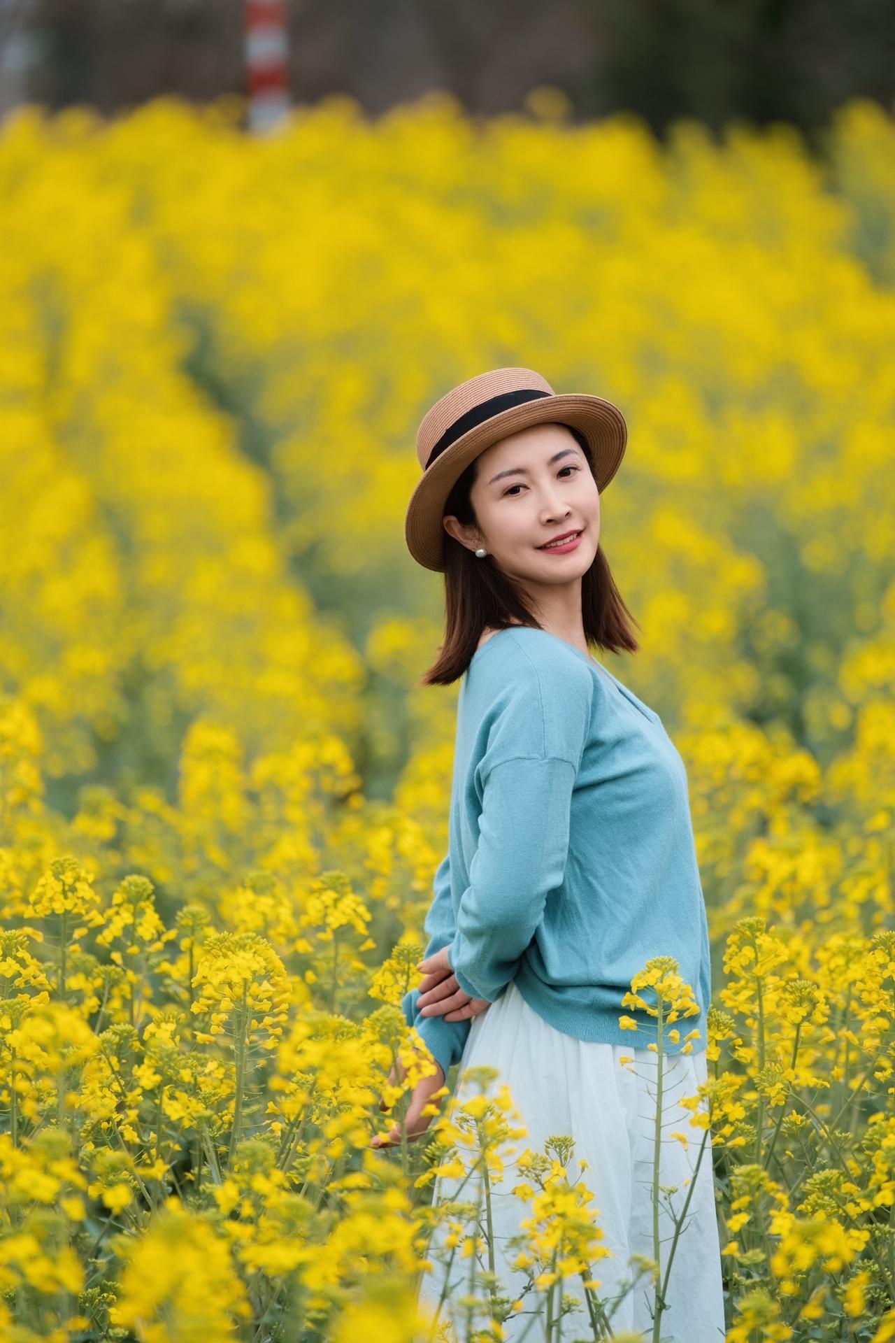 修手机的摄影师 油菜花 油菜花人像摄影 油菜花怎么拍