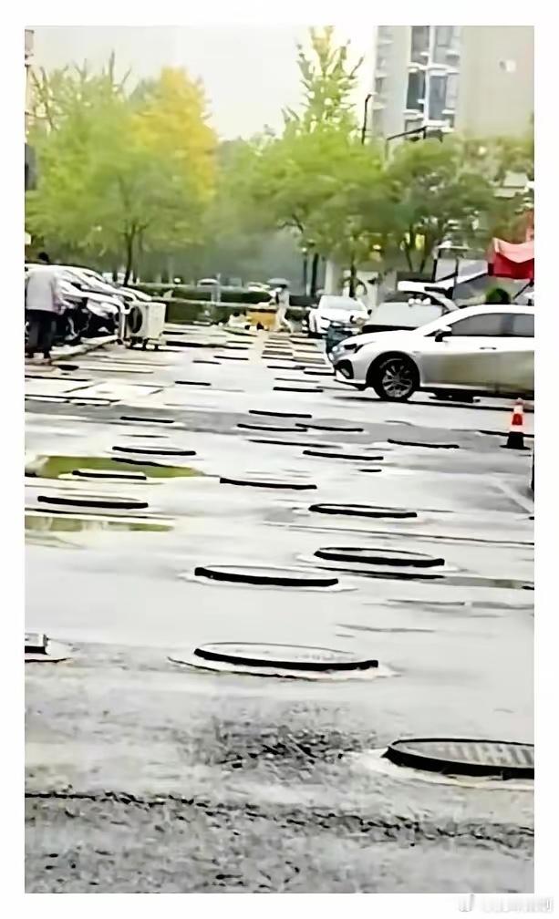 一条短短的街道上，竟然有如此多的井盖，感觉像是一个地雷阵！大家可以数一下，到底有
