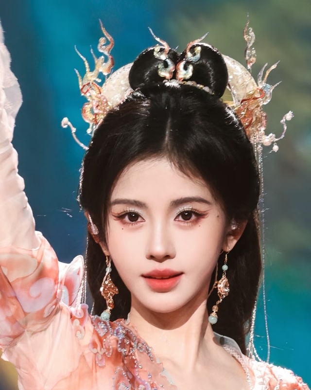 粉黛不柔予你 神色自若壁上观鞠婧祎壁上观好美的妆造哇！ 期待一月二十九号晚上七点