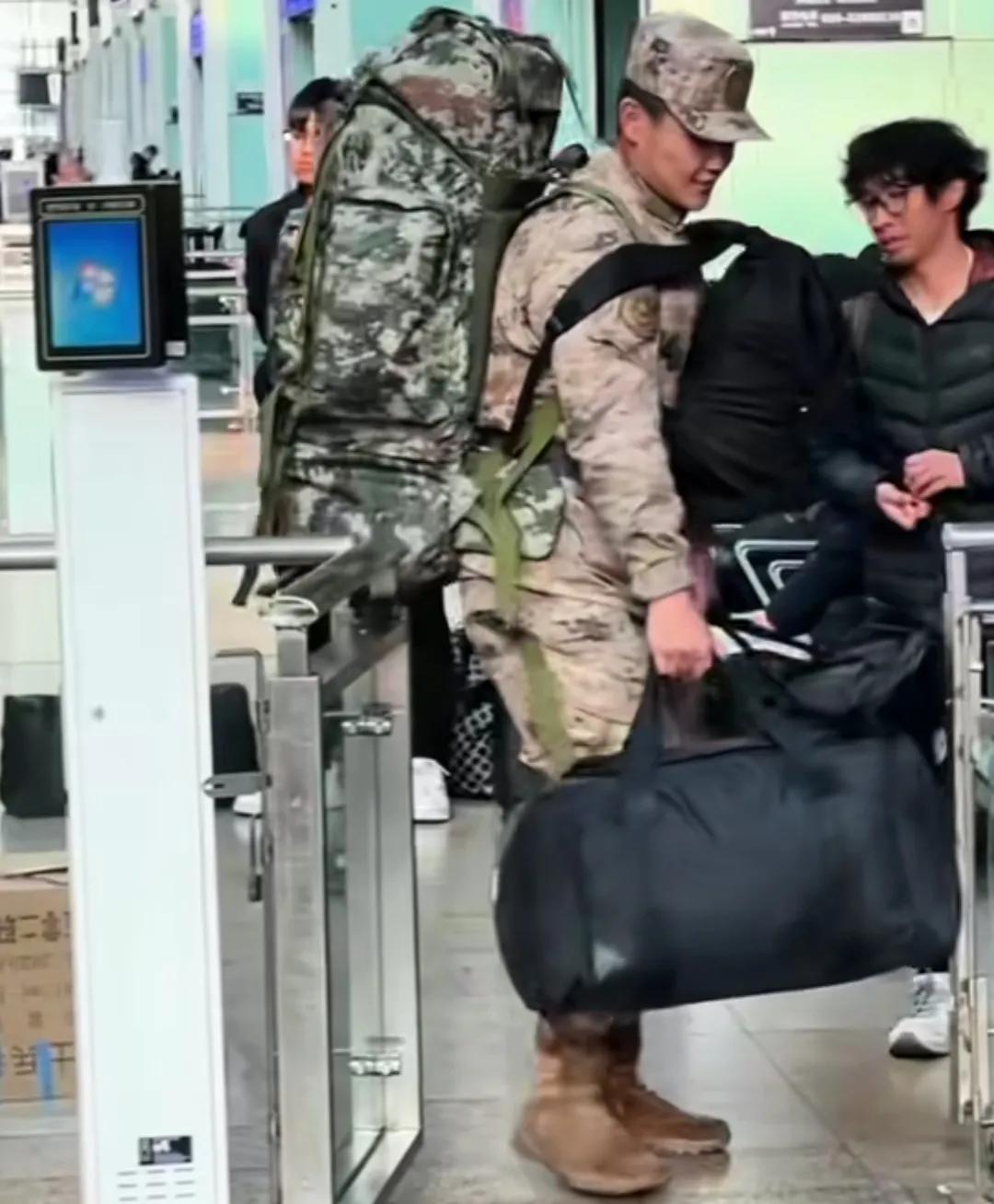 兵哥出行一人戴多包。