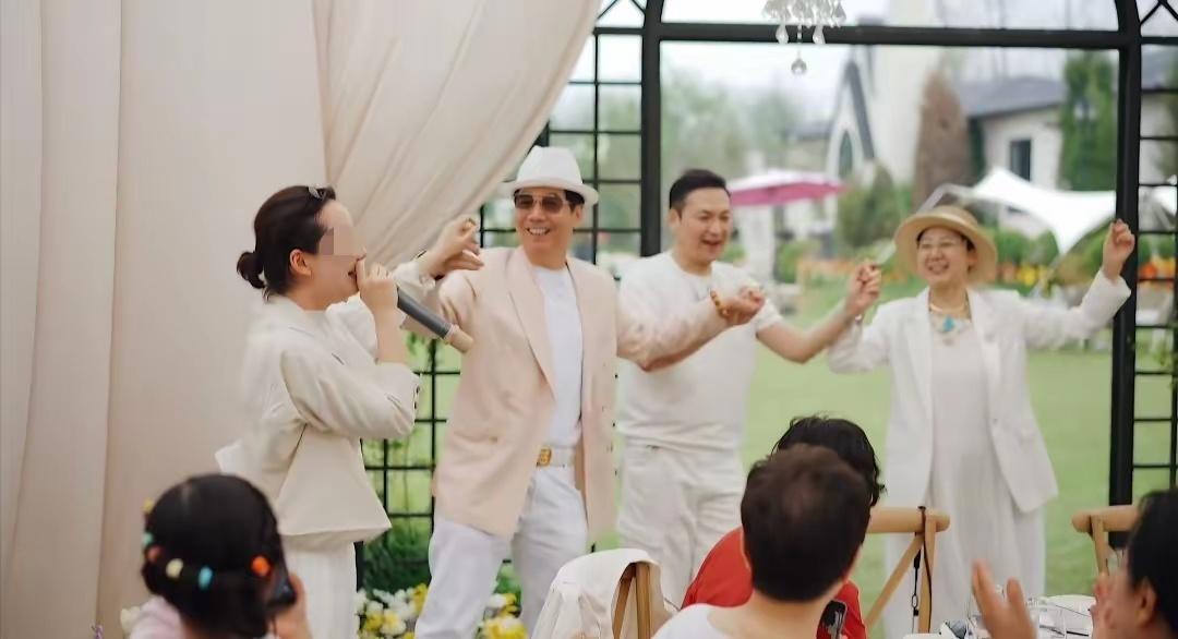 演员范明与妻子厉玲共庆珍珠婚纪念日，一家四口温馨同框。继子挺拔帅气，女儿甜美可人