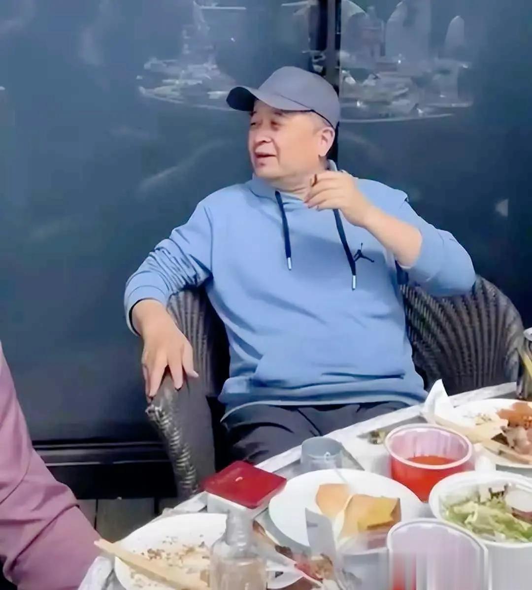 64岁的主持人毕福剑近来频繁现身，引起了网友的关注。
最近，他参加了云南泼水节，