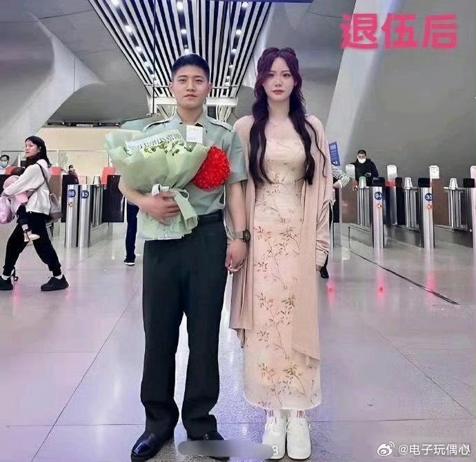 入伍前和退伍后！两个人的气质都变了 