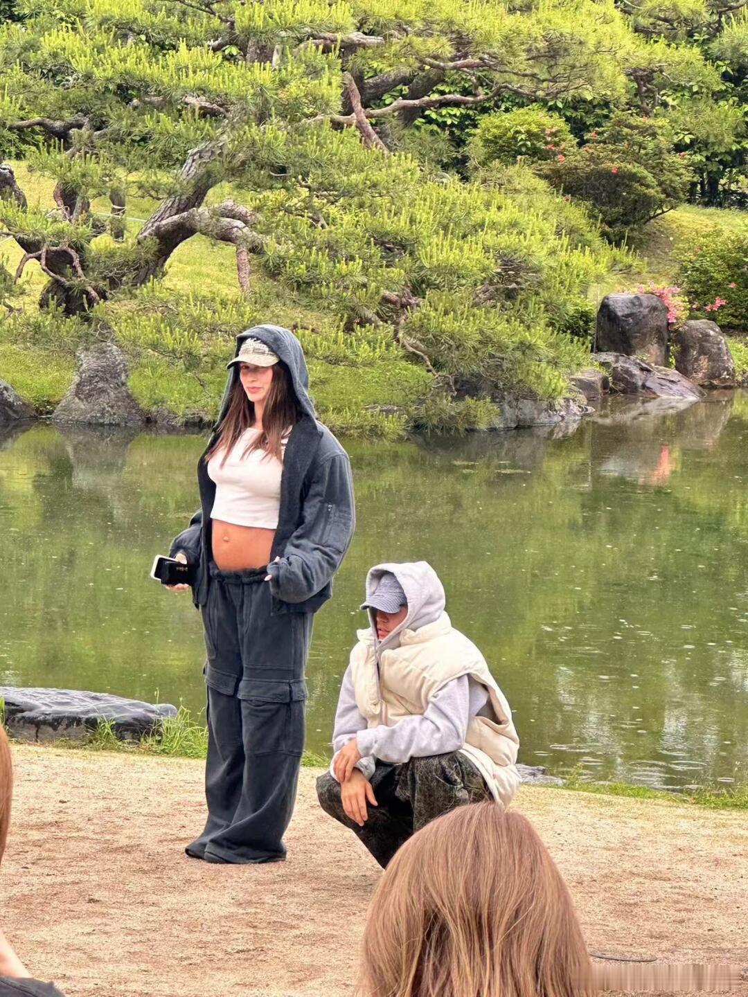 日本偶遇比伯海莉，海莉挺六个月孕肚穿露脐装，比伯则穿着羽绒服[允悲] #日本偶遇