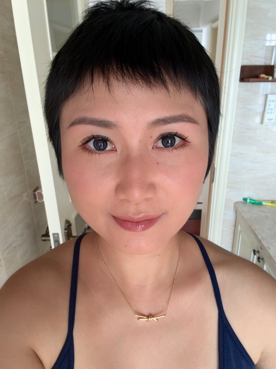 来深圳之后就没有再美黑了，天太热吃不消去晒灯。今天用的粉底液色号是BD40，很合