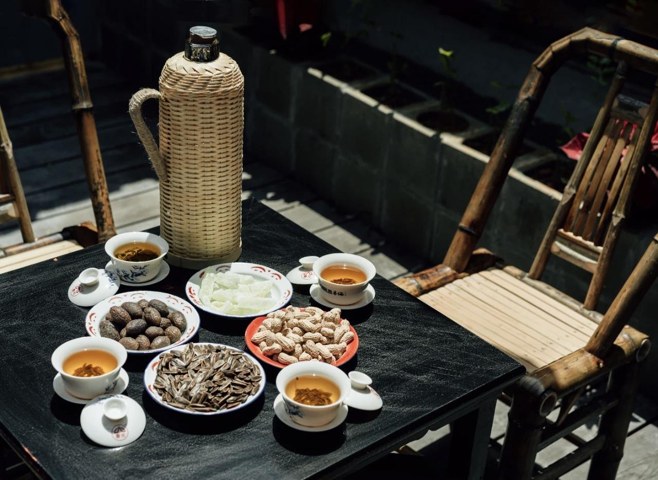 【熬夜刷手机，是眼睛和肝的"过用";胡思乱想内耗，是心和神的"过用";久坐不动还