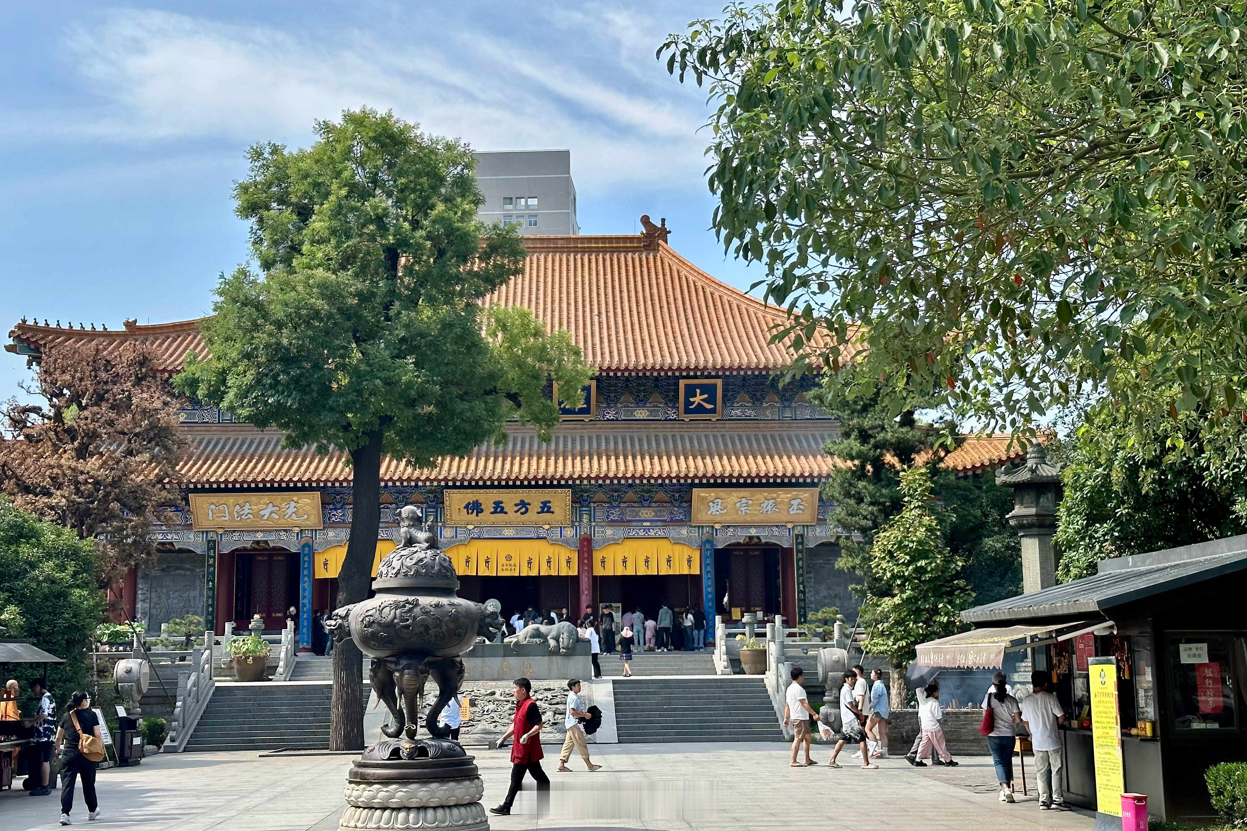寺庙里的咖啡馆☕大兴善寺，汉传佛教密宗祖庭，距今1700多年。在庙中金刚堂附近竹