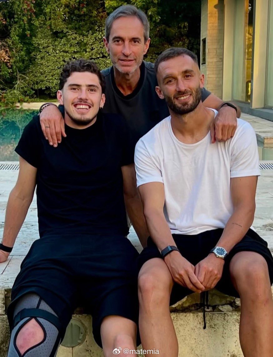 河床 🇦🇷👏 佩泽拉在华金·帕尼切利接受膝盖前交叉韧带撕裂手术后前去探望了