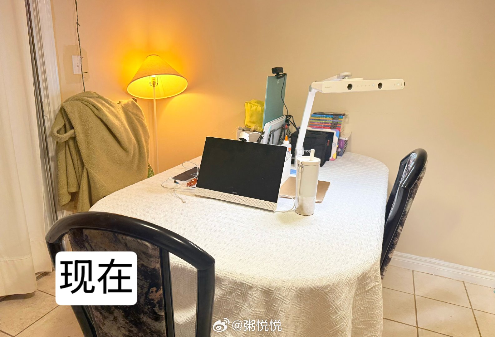 跟我爸“直播”收拾桌面～一边视频聊天，一边收拾台面～搞定！ 